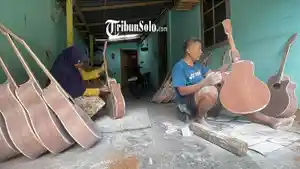 Suasana-proses-pengamplasan-finishing-pembuatan-gitar-di-Desa-Ngrombo.jpg