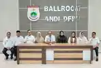 Gubernur-Sulbar-Suhardi-Duka-SDK-bersama-para-bupati-dan-wakil-bupati-se-Sulbar-jumpa-pers.jpg