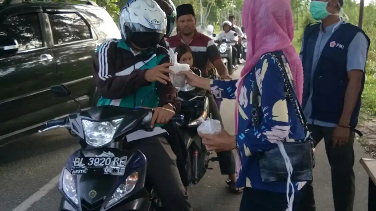 PMI Aceh Singkil Bagikan Takjil Berbuka untuk Pengguna Jalan