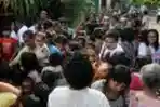 Sarah Amalia Antri Sembako Bersama Teman Temannya