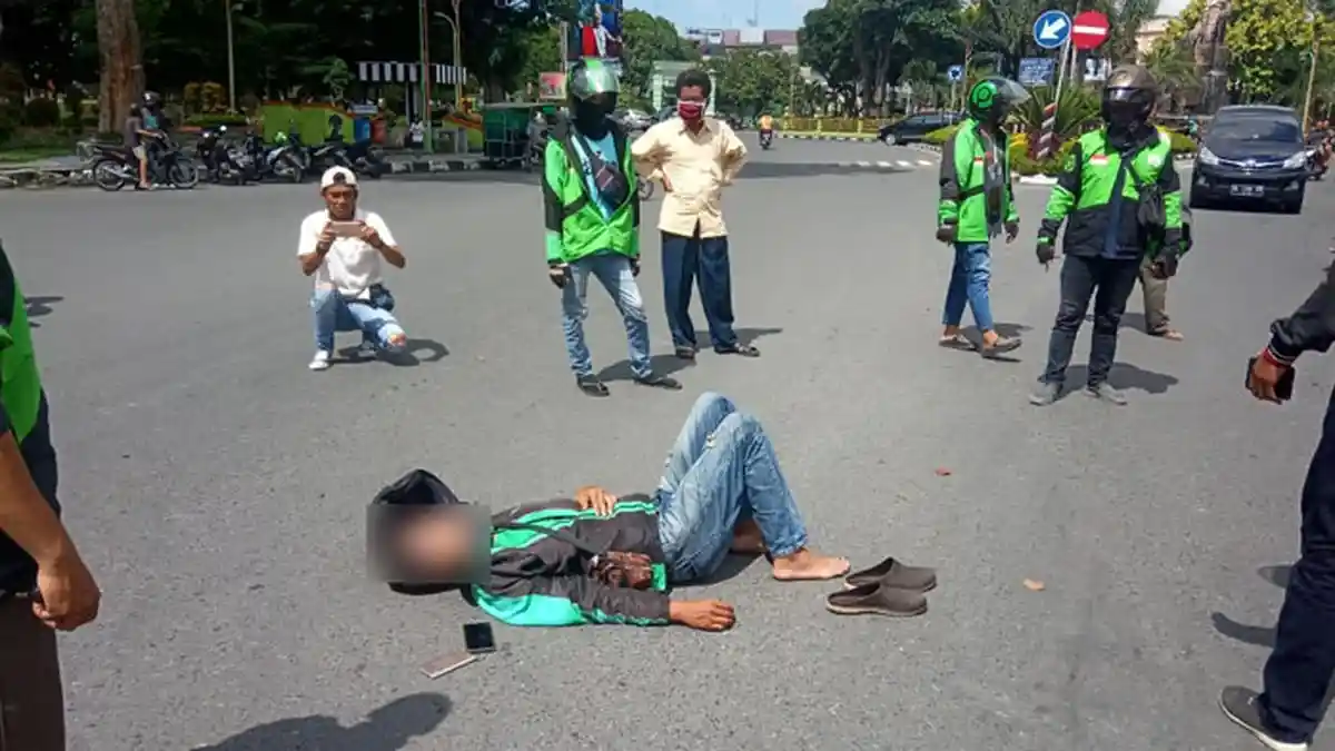 VIRAL Driver Ojol Mendadak Terjungkal dari Motor, Terkapar di Jalan dan Kejang-kejang