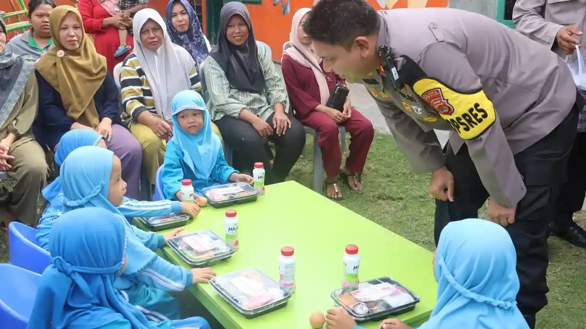 Polres Lampung Selatan Bagi Makan Bergizi Gratis Anak Paud di Desa Agom