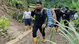 Warga-ditandu-di-tengah-longsor.jpg