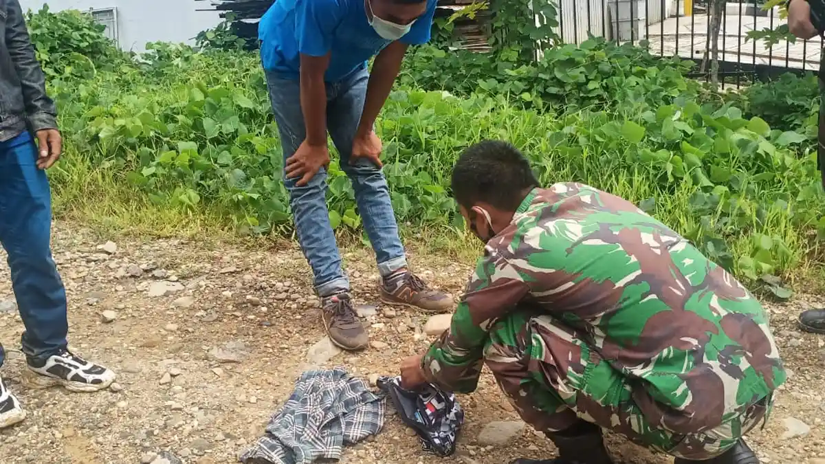 Satgas Yonif 642/Kps Amankan Tiga Orang Pelintas Batas Ilegal 