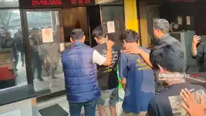 Para-pelaku-begal-modus-menuduh-para-korbannya-saat-digiring-aparat-Polsek-Cengkareng.jpg