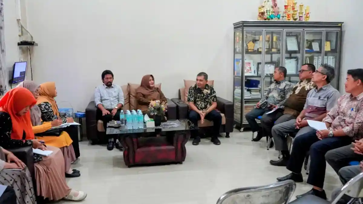 Plt Sekda Abdya Kunjungi Disdikbud, Minta ASN Tingkatkan Profesionalisme Dalam Bertugas - Serambinews.com