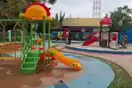 Warga-yang-membawa-anak-bermain-di-Taman-PKK-HSS2.jpg