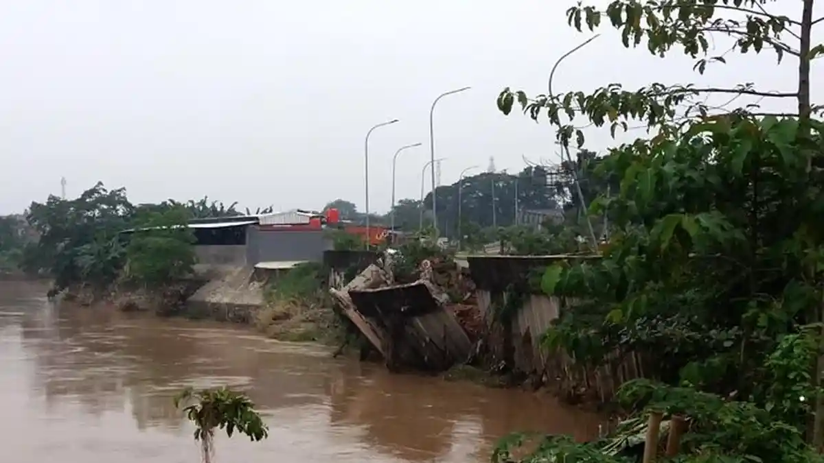 Tanggul Kali Bekasi Ambrol Sepanjang 50 Meter