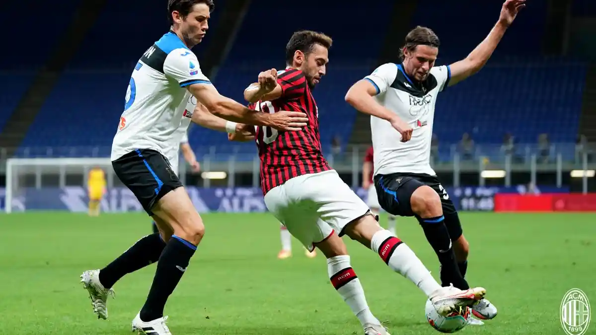 Live Streaming Crotone vs AC Milan Pukul 23.00 WIB, Tanpa Ibra Milan Andalkan Hakan Calhanoglu