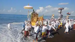 Krama-Desa-Adat-Banjarangkan-melasti-mamargi.jpg