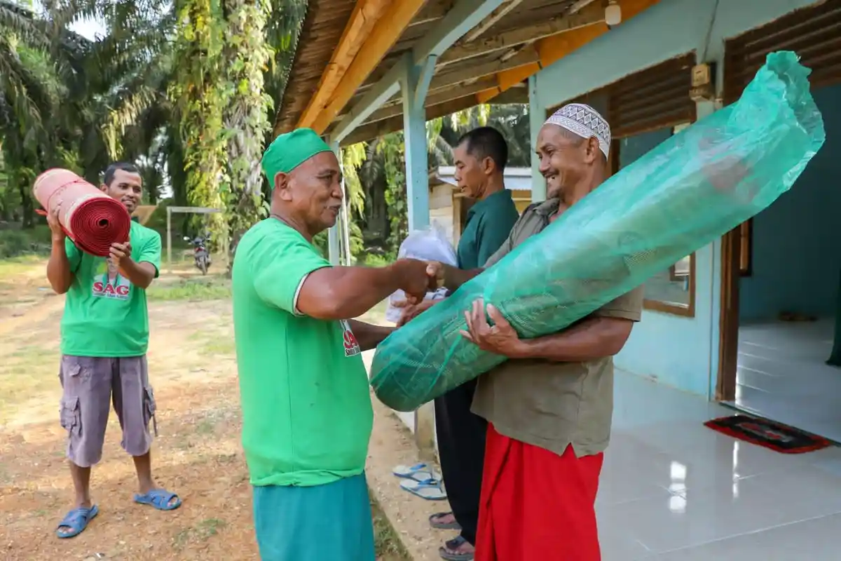Jelang Ramadan, Santrine Abah Ganjar Berikan Sajadah dan Al-Qur’an untuk Musala di Jambi