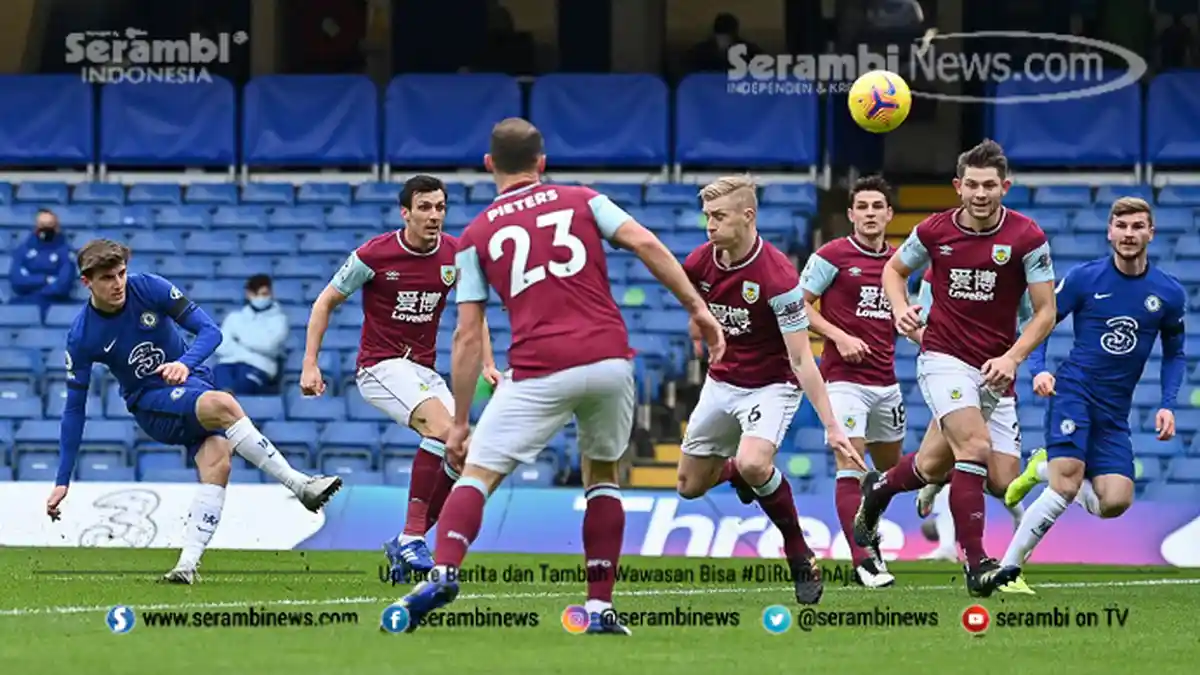 FOTO -Duel Chelsea vs Burnley Dalam Lanjutan Liga Inggris Musim 2020-2021 - gelandang-chelsea-asal-inggris-mason-mount-kiri-melakukan-tendangan.jpg