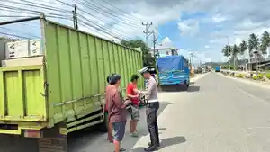 Jalan-Poros-MajeneMamuju-Kelurahan-PasangkaU.jpg