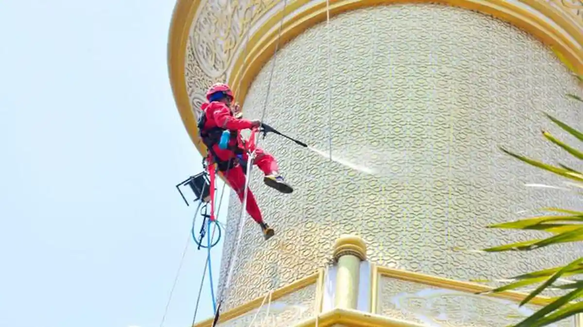 Sampai Bergelantungan Belasan Meter, Komunitas GRRM Lancarkan Pembersihan Masjid-Masjid  di Gresik