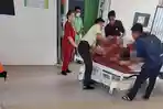 Breaking News Pria Paruh Baya Bersimbah Darah Keluar dari Jalan Macan Kendari, Leher dan Tangan Luka