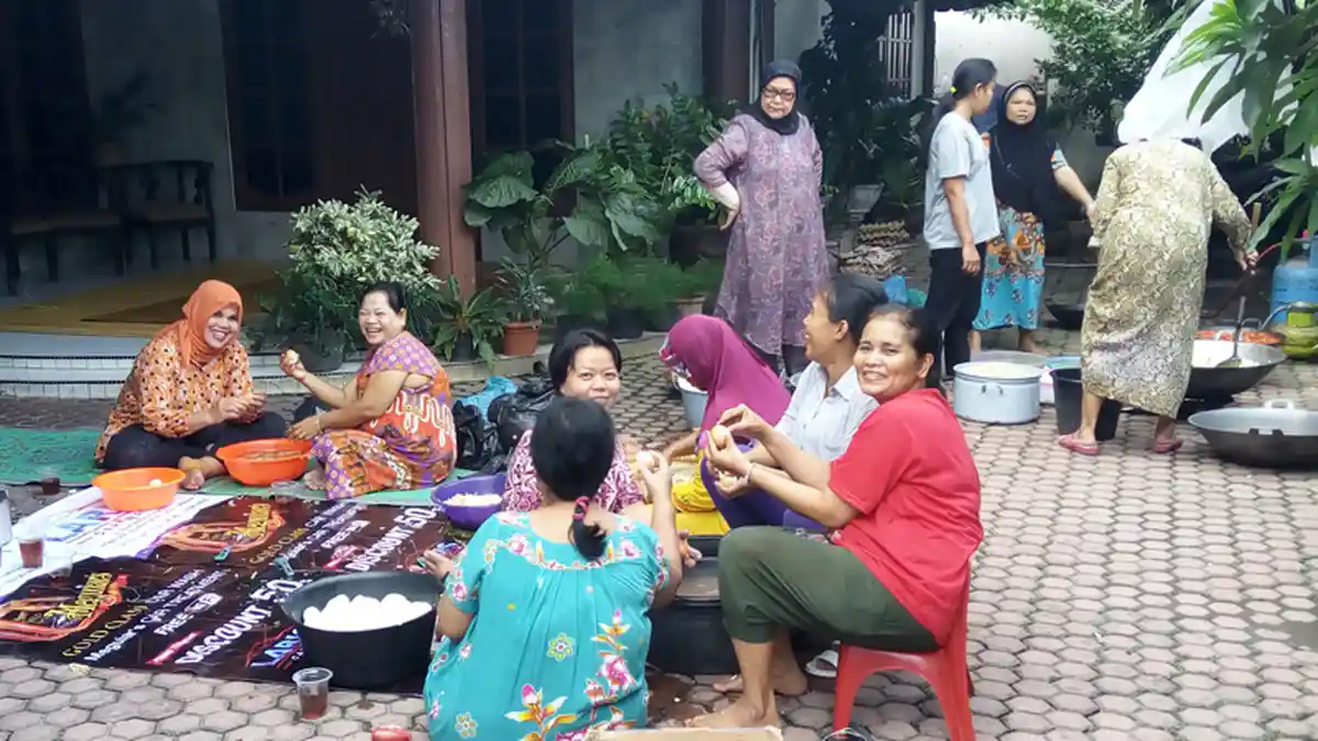 Warga dan Lurah Bangun Dapur Umum di Kawasan Terendam Banjir