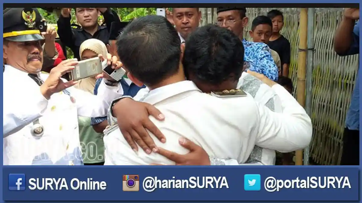 Imam Menangis di Pelukan Bupati Azwar dan Menceritakan Kisah yang Memilukan