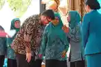 Bupati-Kediri-Hanindhito-Himawan-Pramana-memberikan-apresiasi-kepada-kader-PKK-desa.jpg