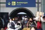 Arus Balik Pemudik di Stasiun Pasar Senen 