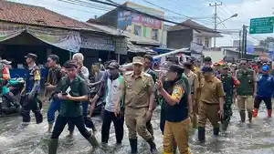 Wakil-Wali-Kota-Bandung-Erwin-saat-meninjau-banjir.jpg