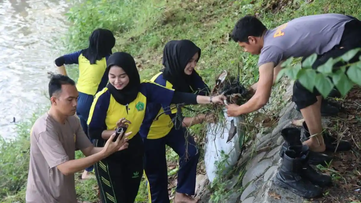 Polresta Deliserdang Lakukan Aksi Bersih-bersih Sampah di Sekitaran Sungai Malinda