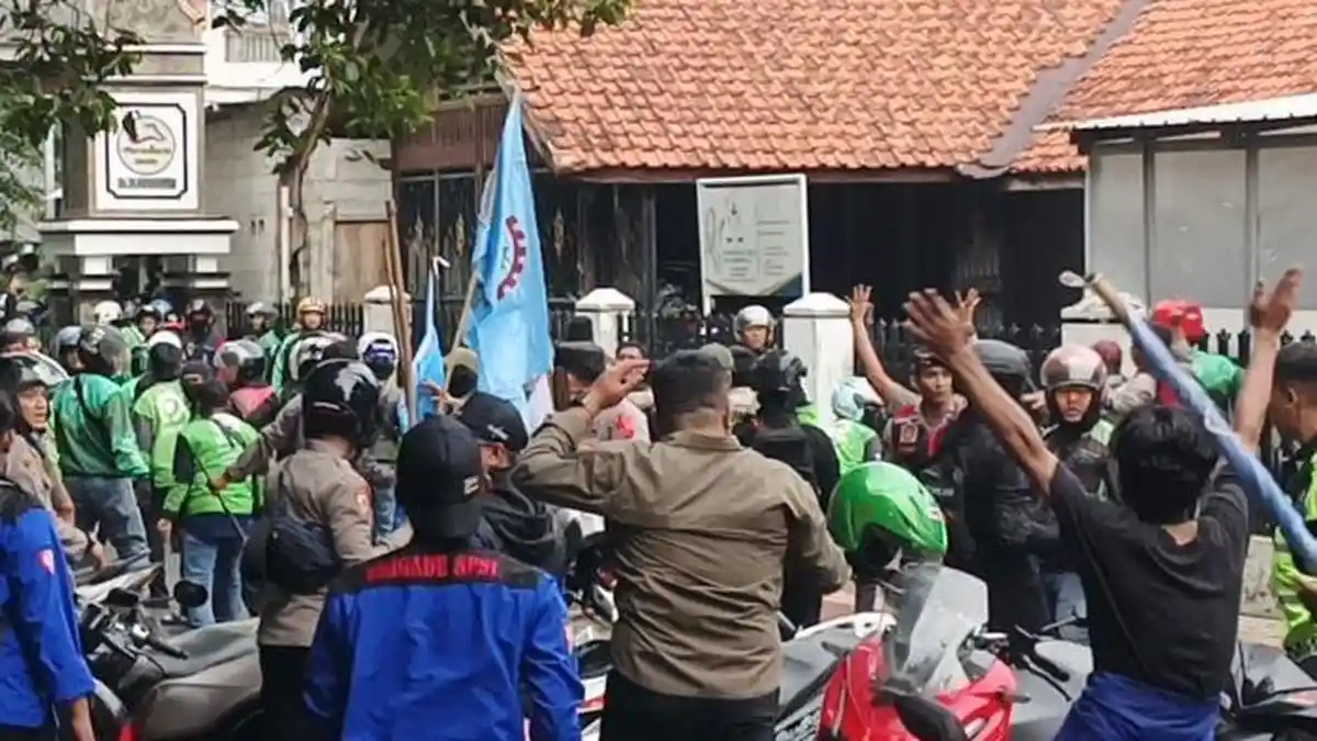 Massa Buruh dan Ojol di Purwakarta Terliba Kericuhan dan Saling Lempar di Jalan KH Abdurrahman