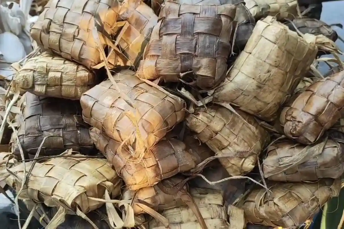 Mengenal Ketupat Keteg Khas Giri, Kudapan yang Dimasak dengan Air Keruh: Bercitarasa Gurih dan Manis