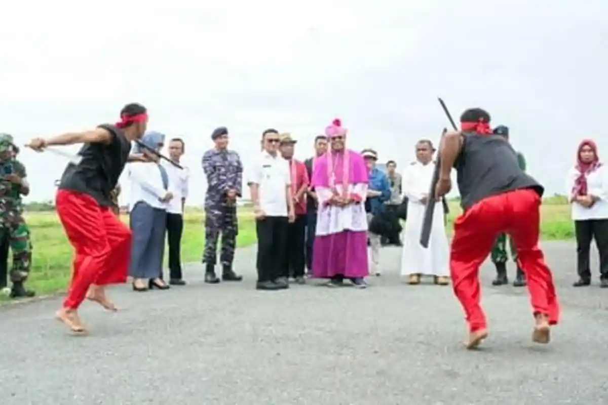Pemkab Morotai Sambut Mgr. Seno Inno Ngutra di Bandara Pitu dengan Tarian Cakalele dan Joko Kaha - Suasana-penyambutan-kedatangan-Kedatangan-Mgr-Seno-Inno-Ngutra-di-Morotai.jpg