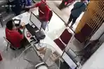 Viral Warga Gresik Bawa Senjata Tajam Saat Antre di Kantor Layanan Kiriman Paket, Ujungnya Ditangkap