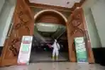 Usai Salat Jumat Masjid Agung Al Barkah Disemprot Disinfektan