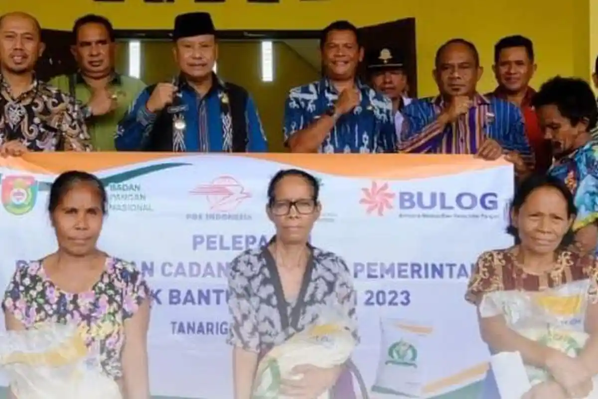 Bupati Yohanis Dade Launching Pembagian Beras Cadangan di Kecamatan Tanah Righu Sumba Barat