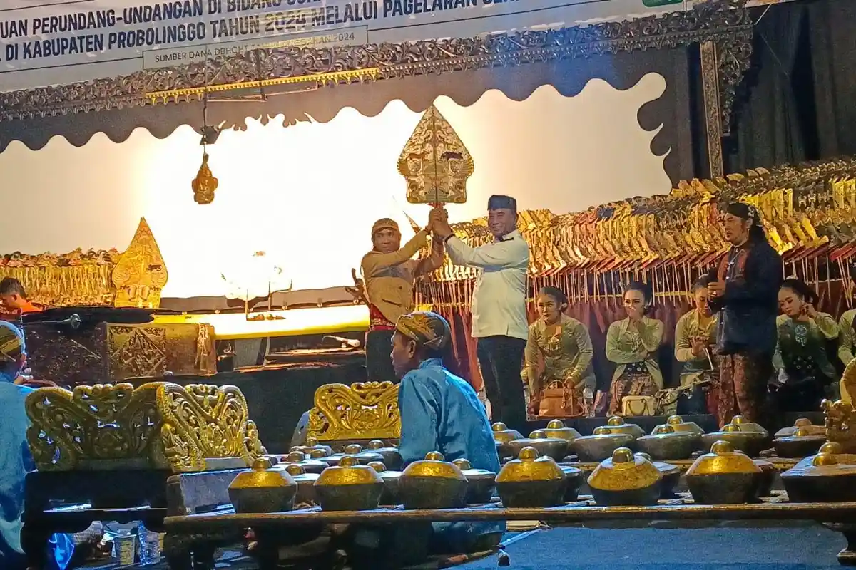 Lewat Pertunjukan Wayang Kulit,  Cara Pemkab dan Bea Cukai Probolinggo Berantas Rokok Ilegal 