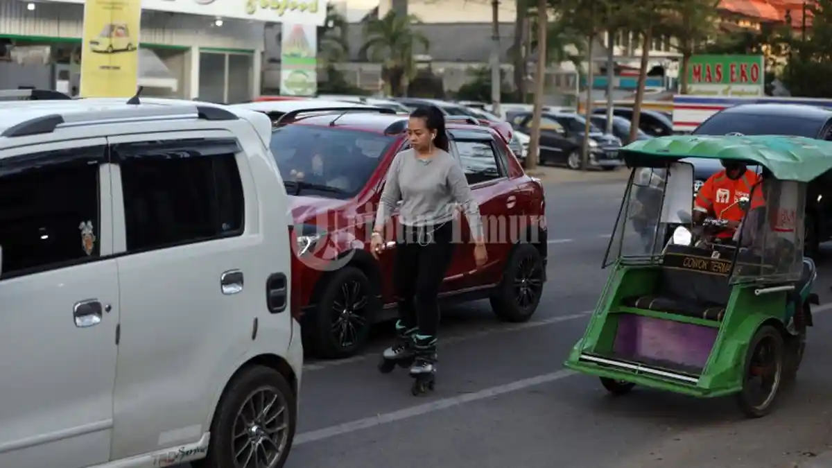 Foto: Meski Rawan Laka, Warga Makassar Tetap Bermain Sepatu Roda di Jalan Raya - sanooo-330.jpg