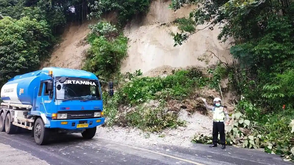 Diguyur Hujan Semalaman, Tebing di Kawasan Tahura Longsor