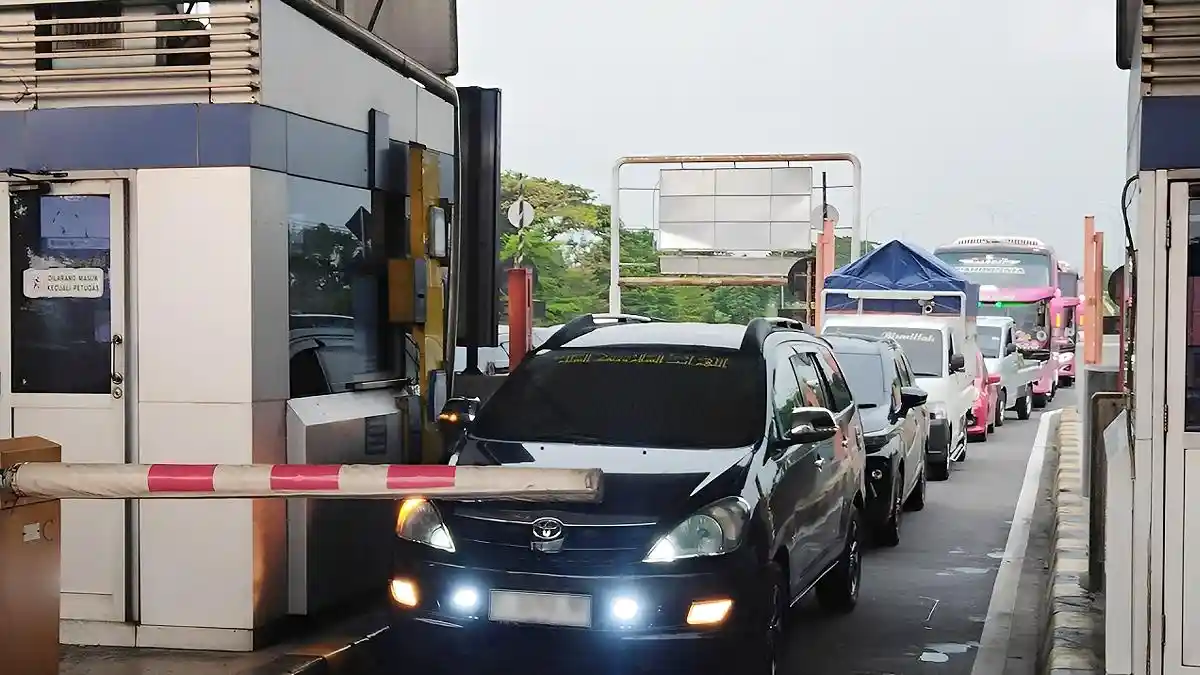 Arus Tol Surabaya-Mojokerto Mulai Padat Jelang Libur Nataru, Antrean Sempat Terjadi di Exit Penompo