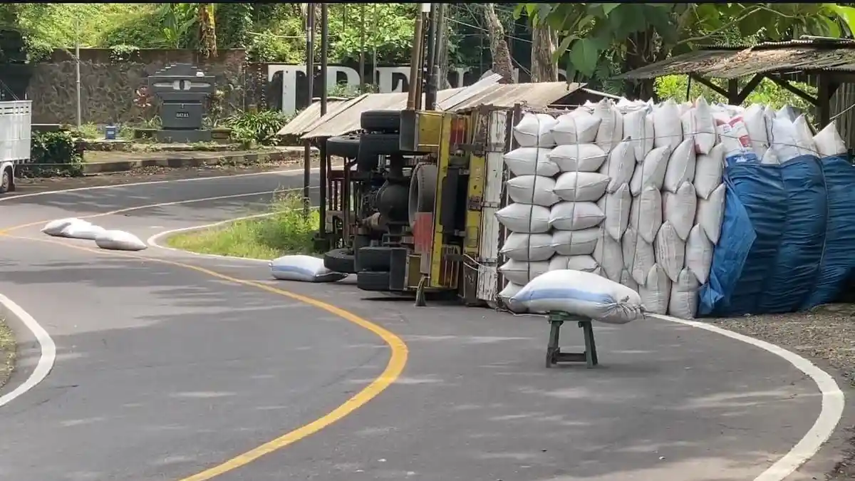 Truk Muat Sekam Terguling di Ponorogo, Jalur Nasional Sempat Tersendat