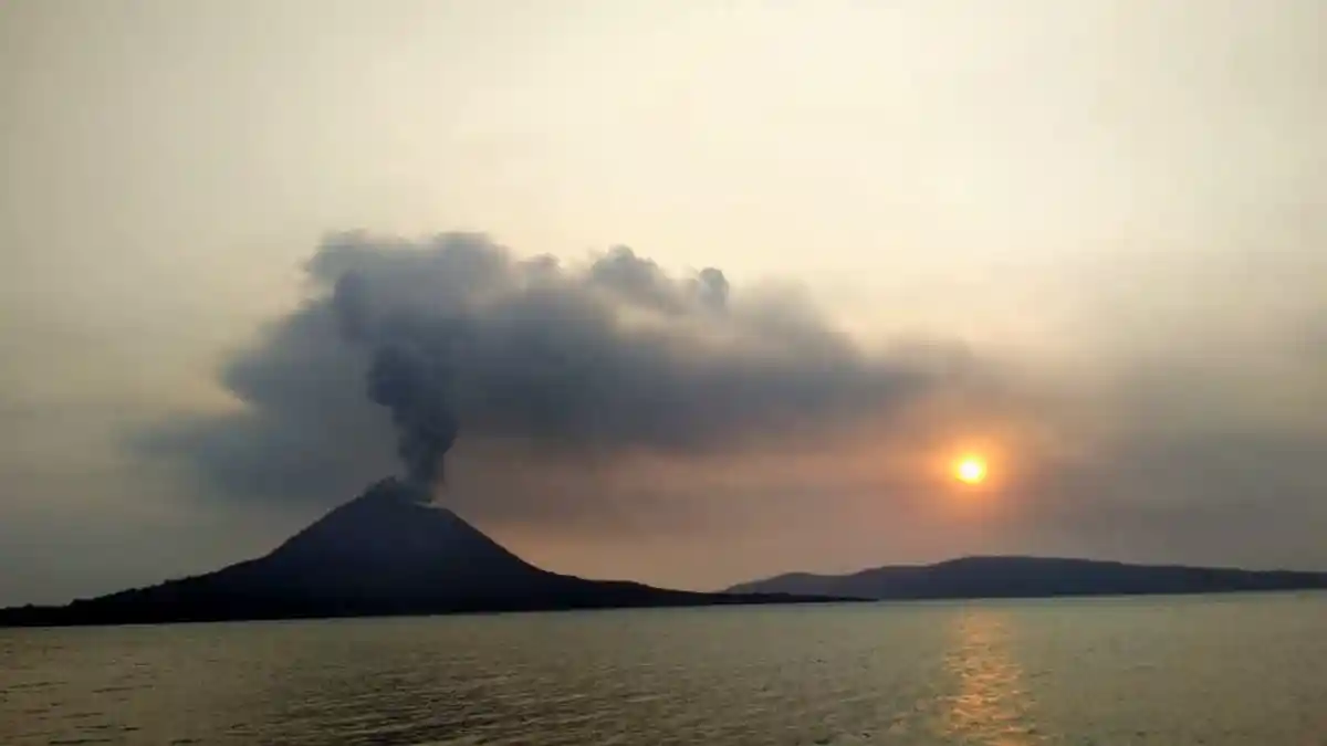 Erupsi Gunung Anak Krakatau Status Waspada, Warga Dilarang Mendekat Radius 2 Kilometer