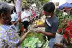Jelang Perayaan Imlek Bunga Potong Laris Manis
