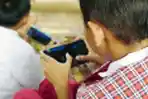 Sejumlah Anak Sedang Bermain Gawai
