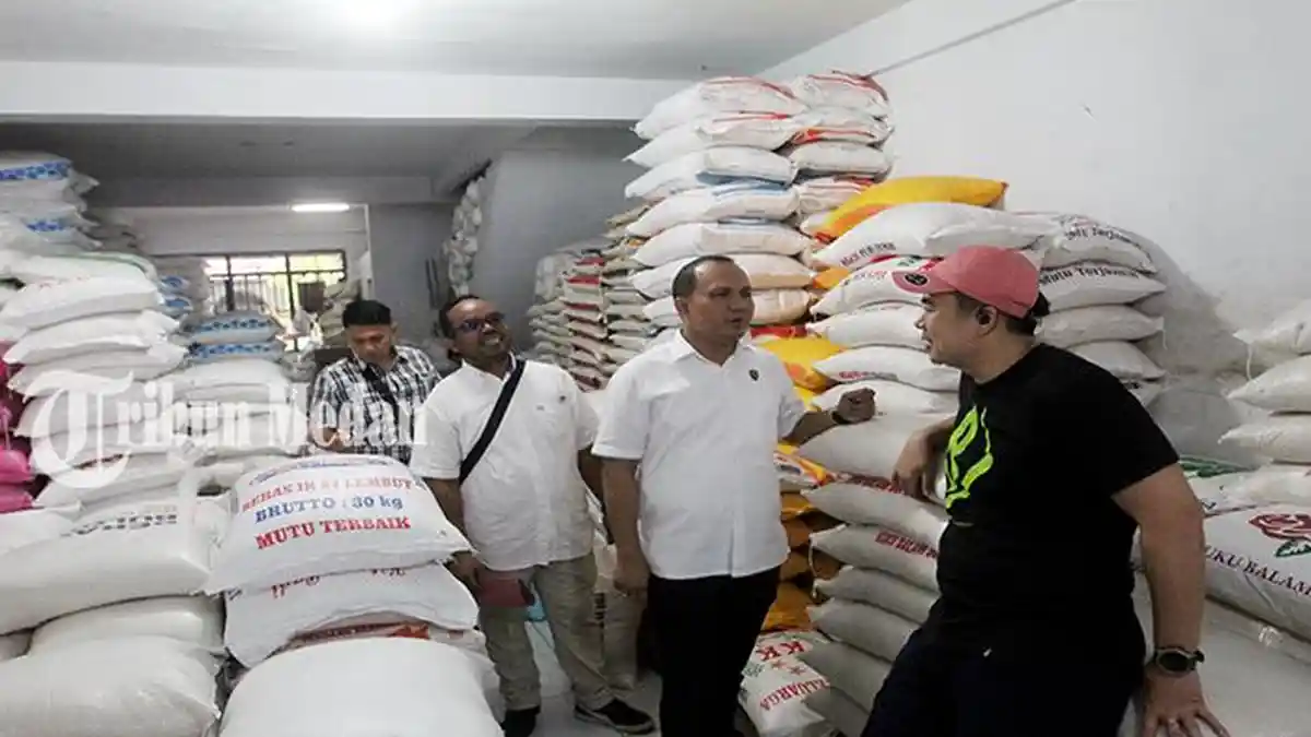 Berita Foto: PASTIKAN Sesuai HET, Bulog Sidak Beras di Pasar Tradisional Sei Sikambing Kota Medan - 20022024_SIDAK-HARGA-BERAS_ABDAN-SYAKURO-5.jpg