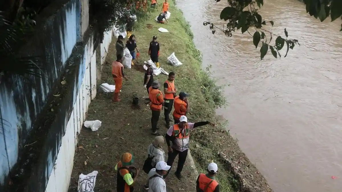 Hari Sungai Sedunia, Ormas Kepemudaan Gotong Royong Bersihkan Sungai Ciliwung di 5 Titik