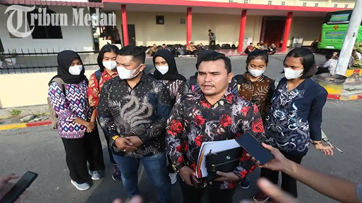 Berita Foto: Enam Calon Siswa Datangi Poldasu, Diduga Adanya Kecurangan Penerimaan Anggota Polri - 16062023_KECURANGAN-PENERIMAAN-ANGGOTA_ABDAN-SYAKURO-3.jpg