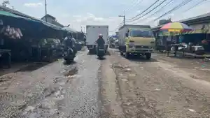 jalan-di-Pasar-Gadang-Kota-Malang-yang-diharapkan-pedagang-bisa-segera-diperbaiki-Sabtu.jpg