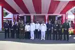Andi-Irwan-Hamid-didampingi-Kepala-Rutan-Wahyu-Trah-Utomo-menyerahkan-SK-p.jpg