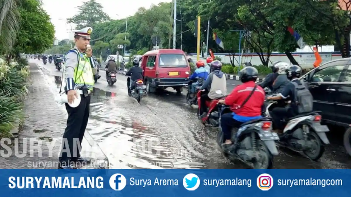 Jalan Rusak, Polisi Di Gresik Bawa Megaphone Peringatkan Pengguna Jalan Untuk Hati-hati