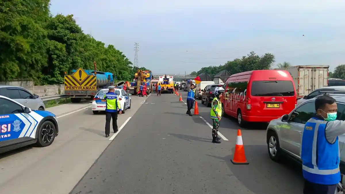 Lalu Lintas Arah ke Cikampek Padat, Imbas Kecelakaan Maut Km 58 Jalan Tol Japek