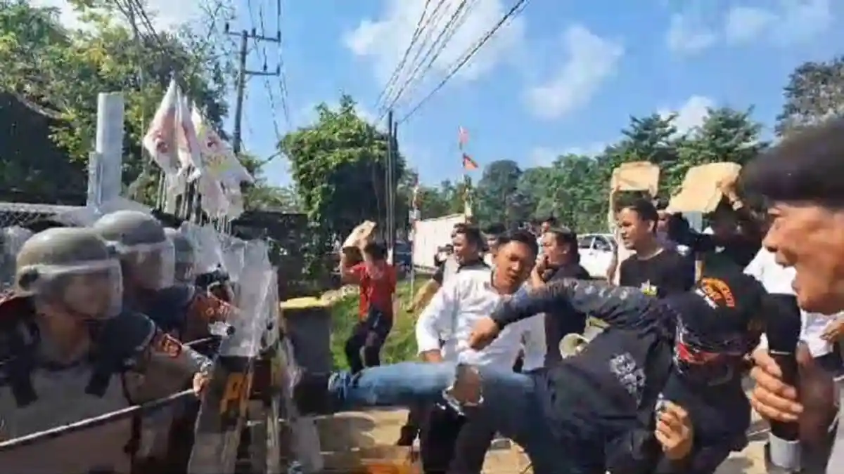 Simulasi: Bentrok Massa Vs Aparat Keamanan di Kantor KPU, Tuntut Hitung Ulang Suara Pilkada PALI
