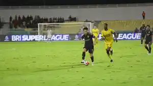 DUEL-PEMAIN-Gelandang-PSM-Makassar-Daisuke-Sakai.jpg
