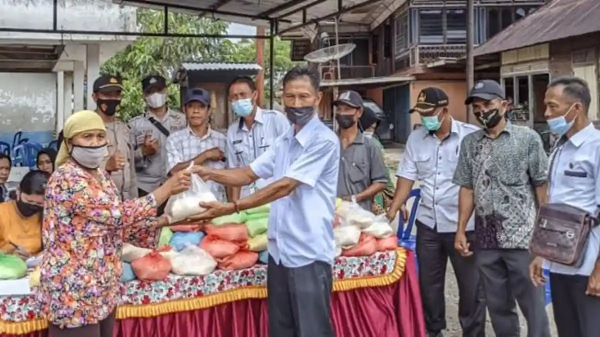 Warga Empat Lawang yang Sering Menginap di Kebun Disuntik Vaksin dan Diberi Beras