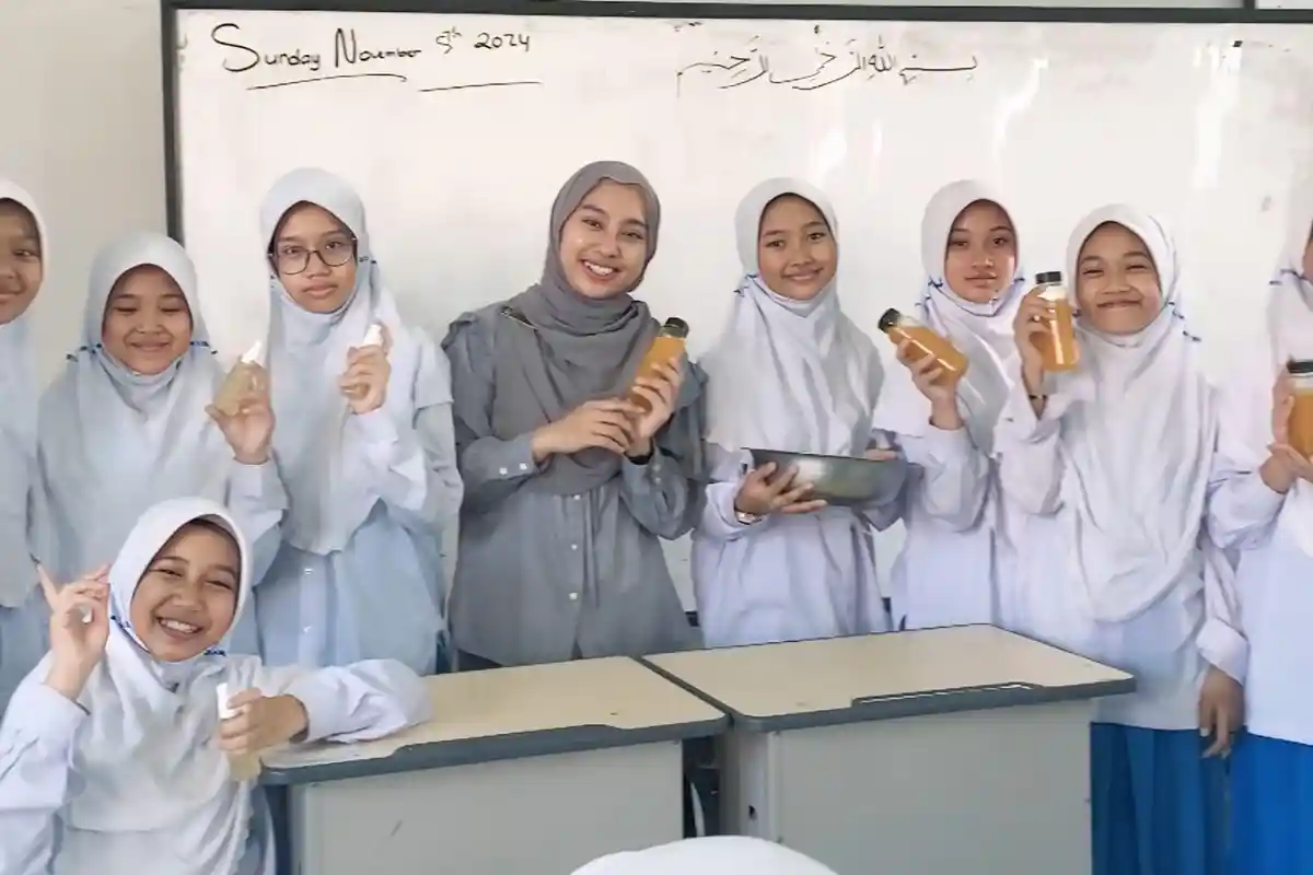 Sosok Guru Muda di Jombang Terapkan Metode Belajar Anti Bosan, Gabungkan Teori dan Praktek